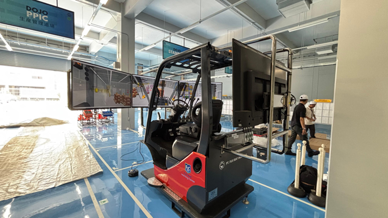 Forklift simulator dengan model replika dikembangkan oleh Infinitigroup